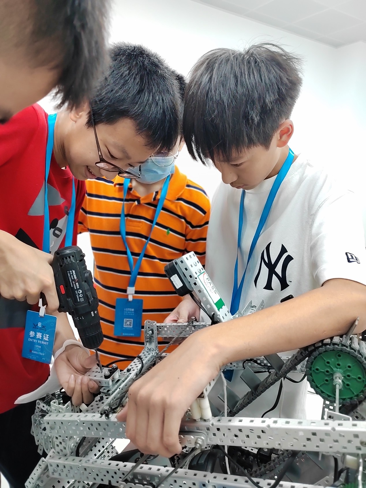 VEX 机器人华南区公开活动人气冠军---陈乐童_凤凰网