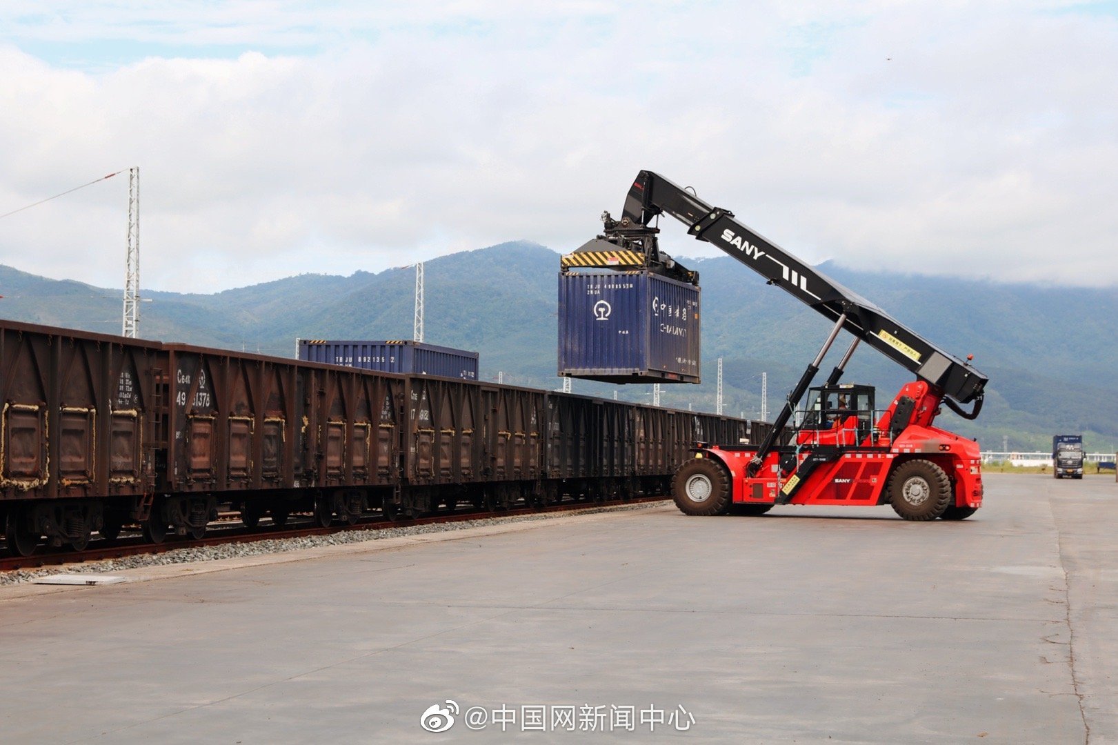 发现最美铁路野象谷站货场雨林橡胶从这里走向全国