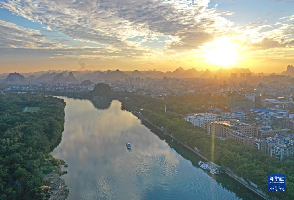 广西桂林市城区漓江沿岸风光（2021年11月24日摄，无人机照片）。新华社记者 周华 摄