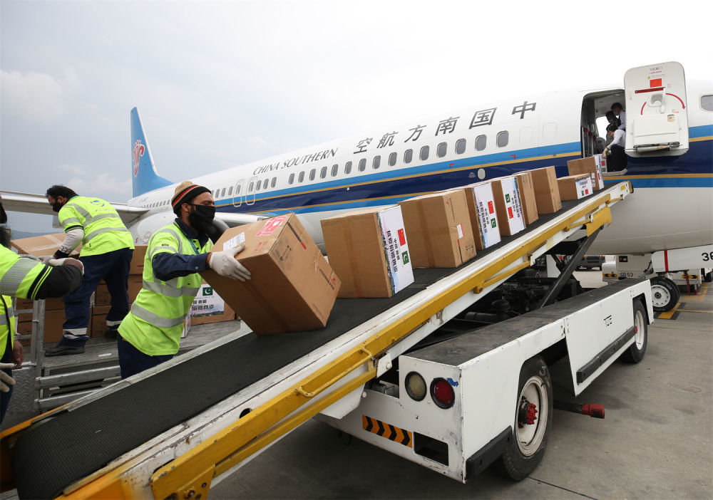 2020年3月28日，在巴基斯坦伊斯兰堡国际机场，工作人员卸载中国捐赠的医疗救治物资。新华社记者 刘天 摄