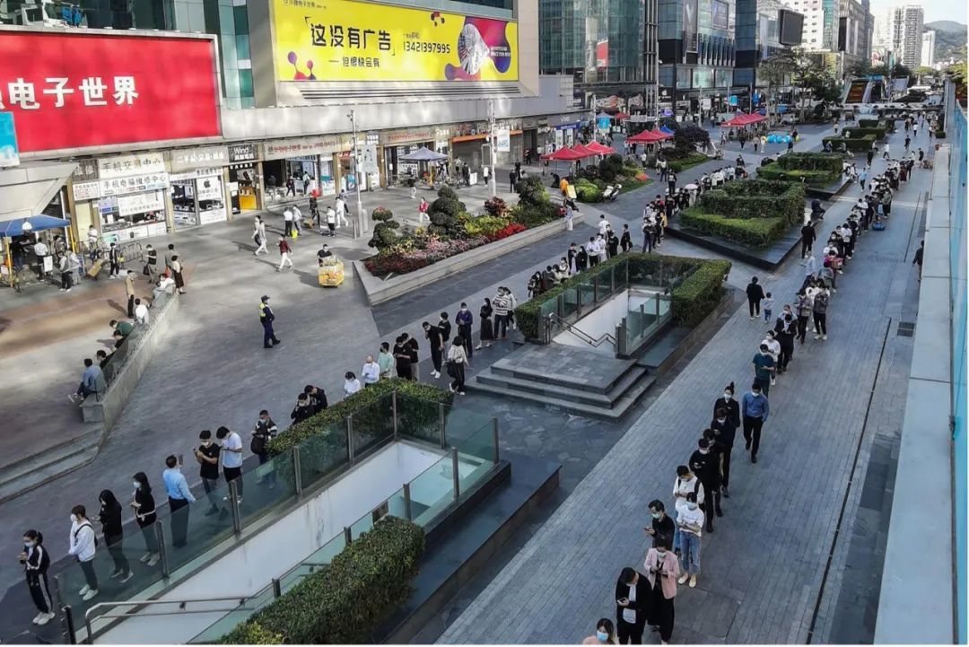 ▎图：3 月 14 日，深圳民众排队接受核酸测试