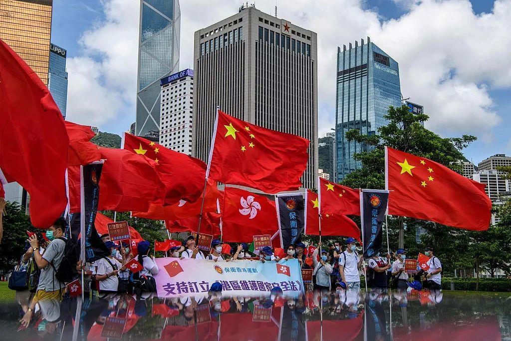 △2020年6月30日，香港市民在政府大楼外举国旗和香港特别行政区区旗庆祝《中华人民共和国香港特别行政区维护国家安全法》实施。