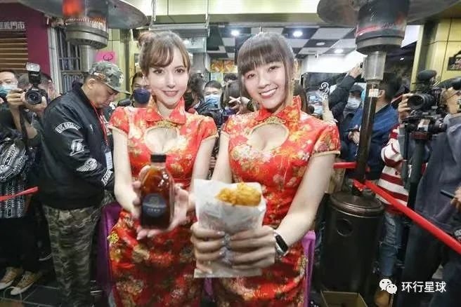 逆势操作的Molly翎熹 祭品召唤出日本知名女优一起分发鸡排 图:中时