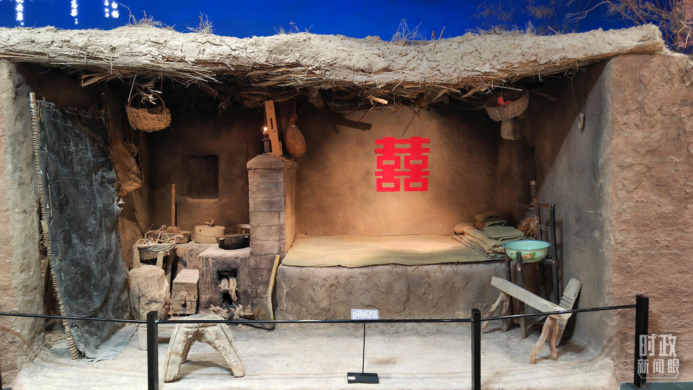 △军垦博物馆内展示的地窝子。(总台央视记者彭汉明拍摄)