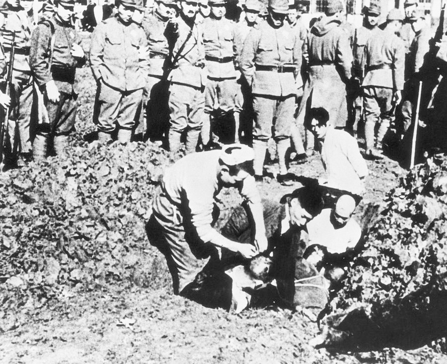 1937年攻陷南京后，日本侵略者活埋俘虏
