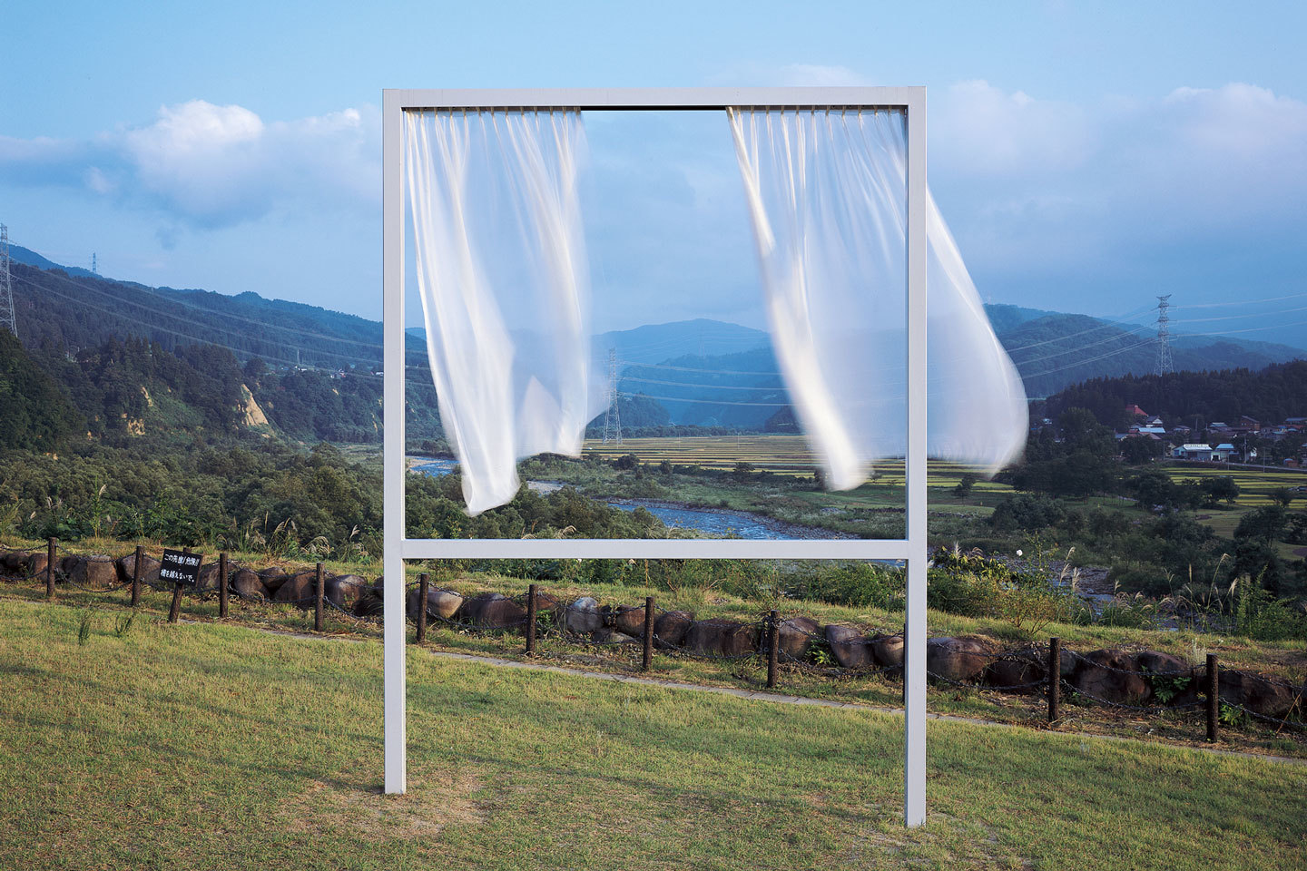 内海昭子的装置作品《为了那些失落的窗》 越后妻有大地艺术祭官网 图