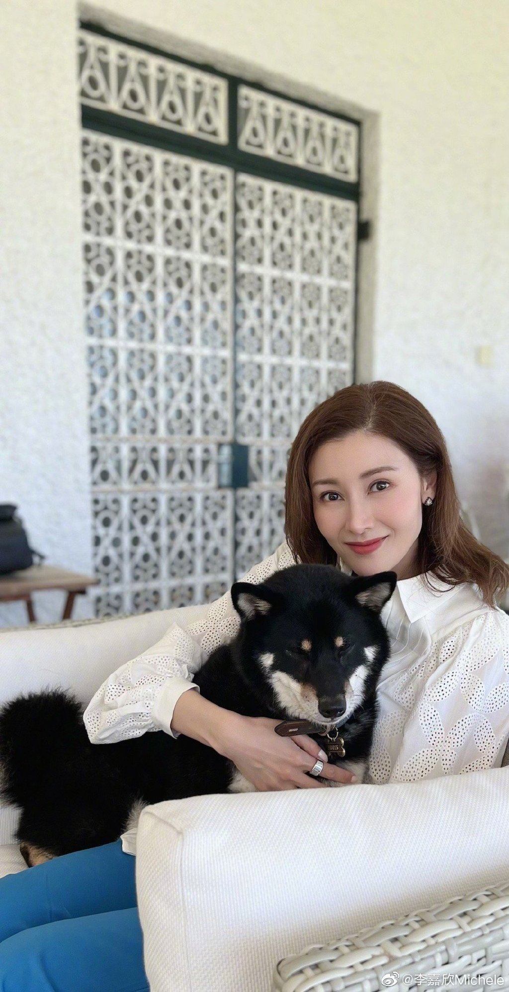 51岁李嘉欣与狗狗合照,笑容似少女像吃了防腐剂__凤凰网