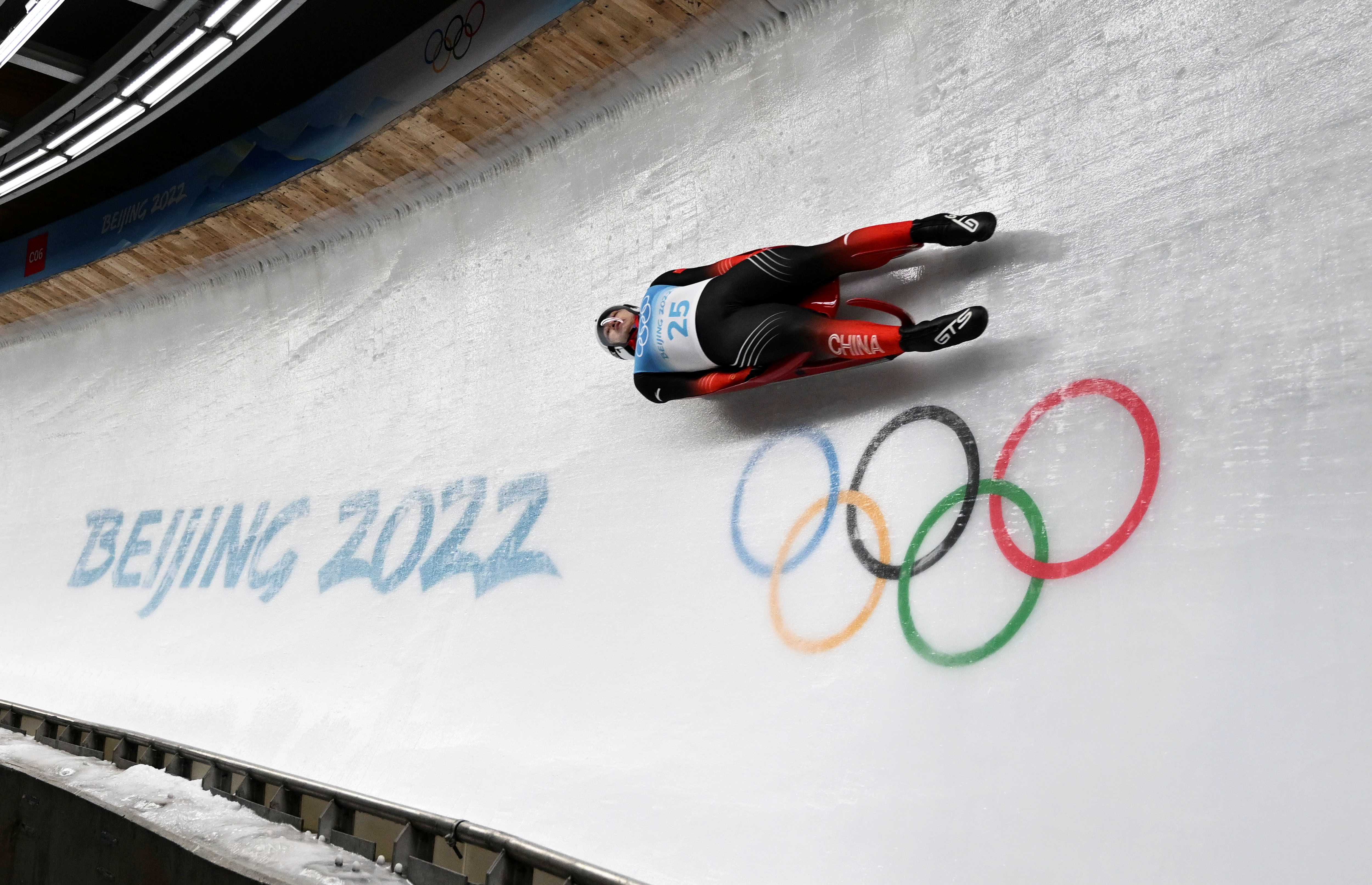 2月5日，北京2022年冬奥会男子单人雪橇项目比赛在国家雪车雪橇中心举行。中国选手范铎耀在比赛中。新华社记者贺长山摄