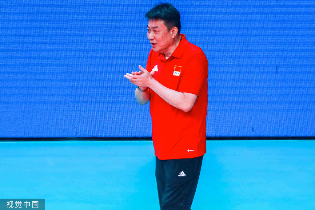 蔡斌教练鼓励队员们。