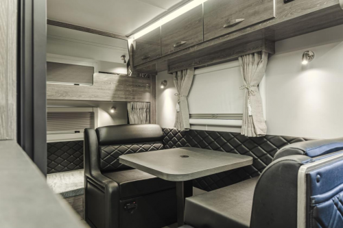 黑系房车亮相山东省港口发展项目签约仪式