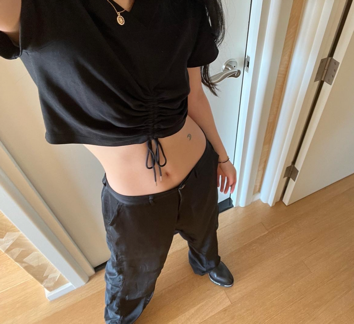 李咏女儿大方晒性感照，穿短上衣身材火辣，腹部上纹身抢眼, image size:1200x1098