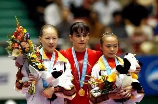 丘索维金娜以妈妈的身份重返赛场，在2002年的釜山亚运会拿到两块金牌