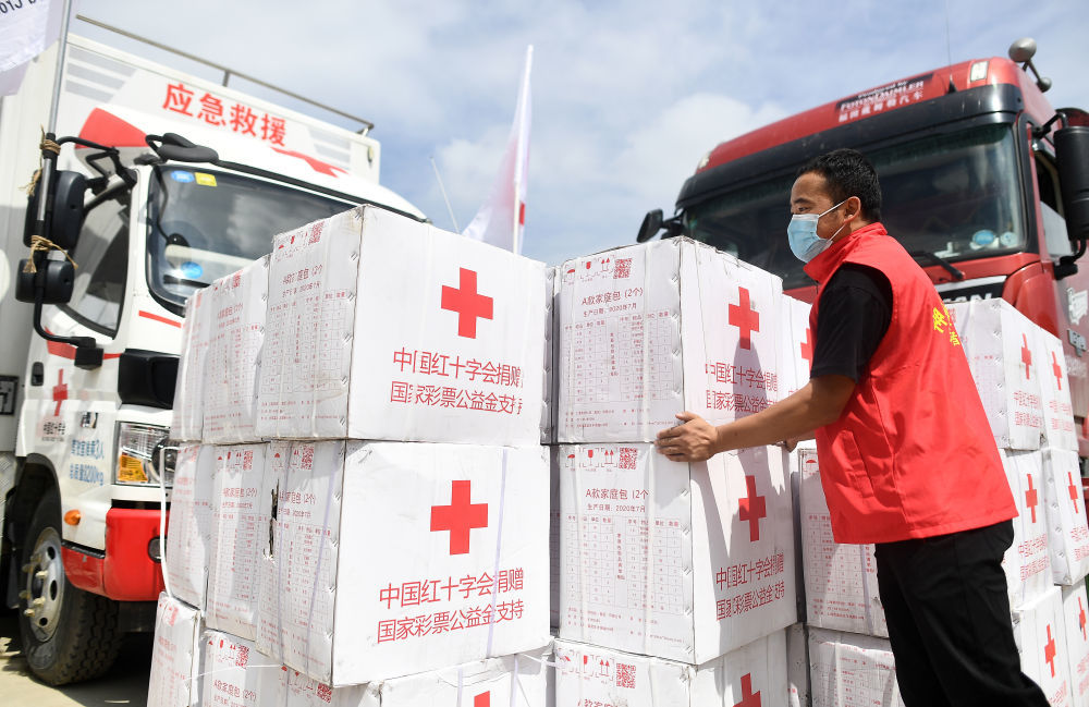8月19日，青海省红十字会志愿者在大通一中临时安置点整理救灾物资准备发放。新华社记者 张宏祥 摄