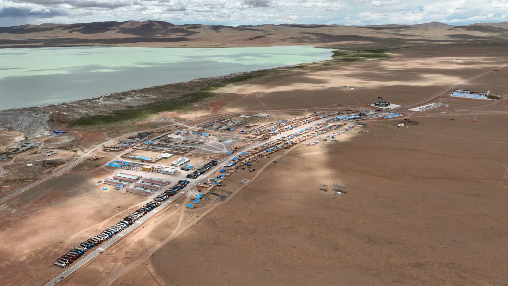 运输家具的货车在双湖县多玛乡果根擦曲村集合(7月12日摄,无人机照片)