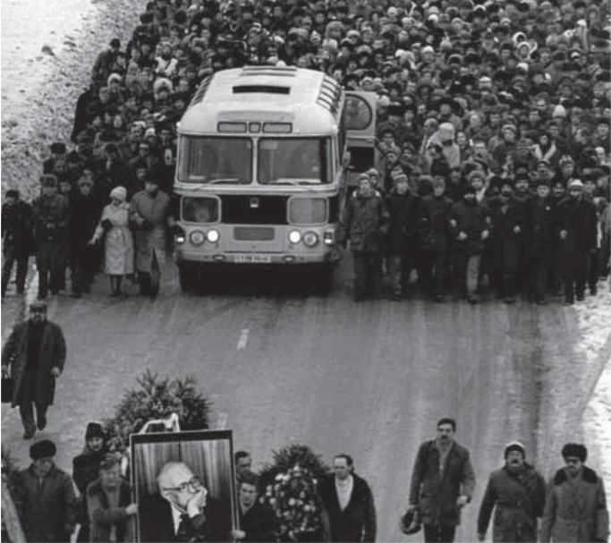1989年12月18日，萨哈罗夫的送葬队伍，从列别捷夫物理研究所（the Lebedev Physics Institute）行进到莫斯科卢日尼基（Luzhniki）| 图源：Elena Bonner