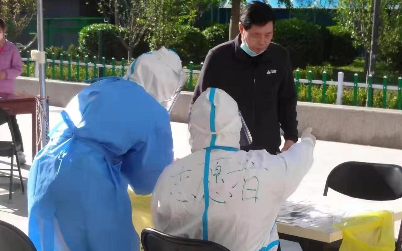 志愿者在核酸检测现场帮忙。受访者供图