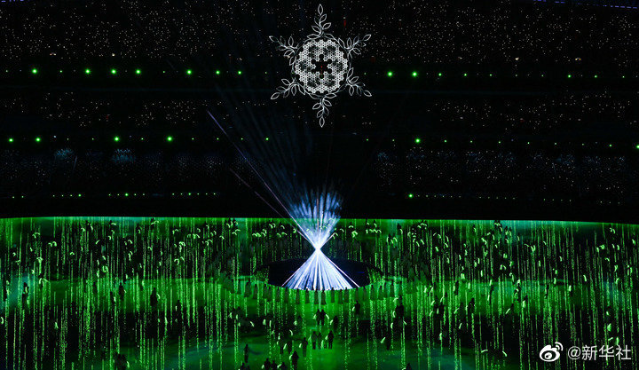 “纪念时刻”是奥运会闭幕式上的固定命题环节，2022年北京冬奥会选择了“折柳”这一极具中国特色的方式演绎。来自各行各业、不同年龄的普通人手捧柳枝，汇聚在场地中央，代表一年365天的思念。