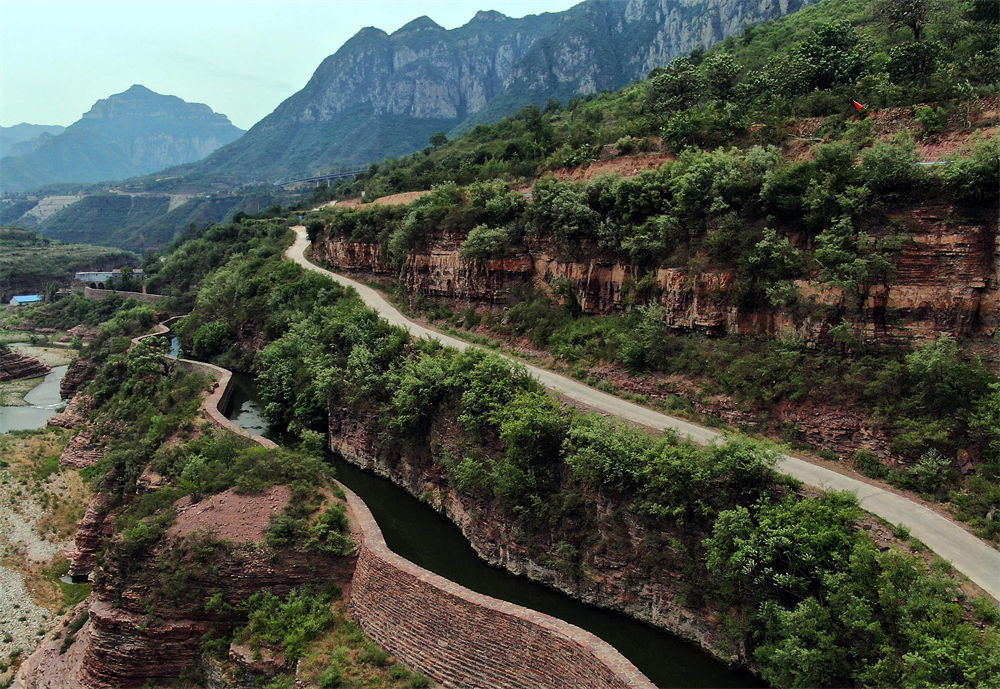 这是蜿蜒穿行于太行山间的红旗渠总干渠（2019年7月4日摄，无人机照片）。新华社记者 李安 摄