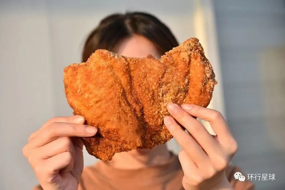 “比脸还大”是鸡排的规定衡量标准 图:上报