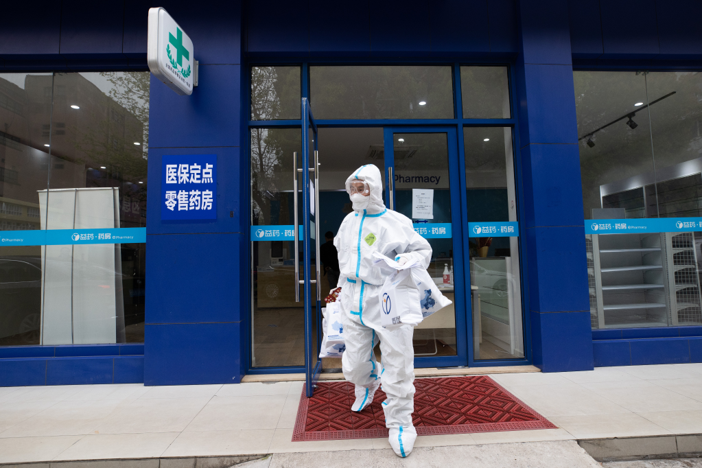 配送药师叶义飞穿上防护服出门送药。新华社记者 金立旺 摄