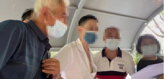 △ 路人围看记者手上拿着的个人信息