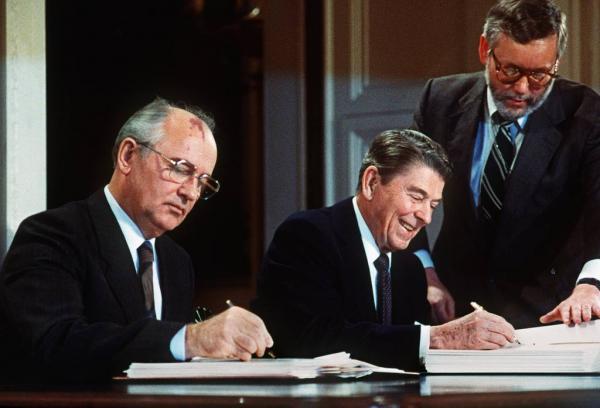 1987年美苏签订《中导条约》