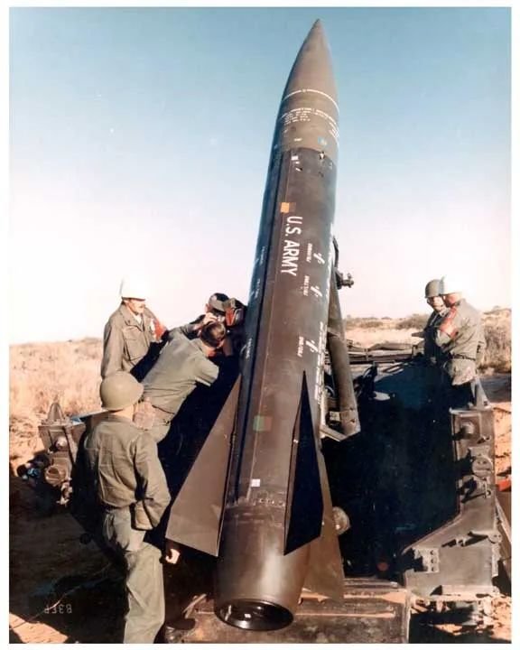 ▲沙特曾向美国求购“长矛”战术弹道导弹，就是图上这个只有两人多高的玩意，但美国坚决不卖