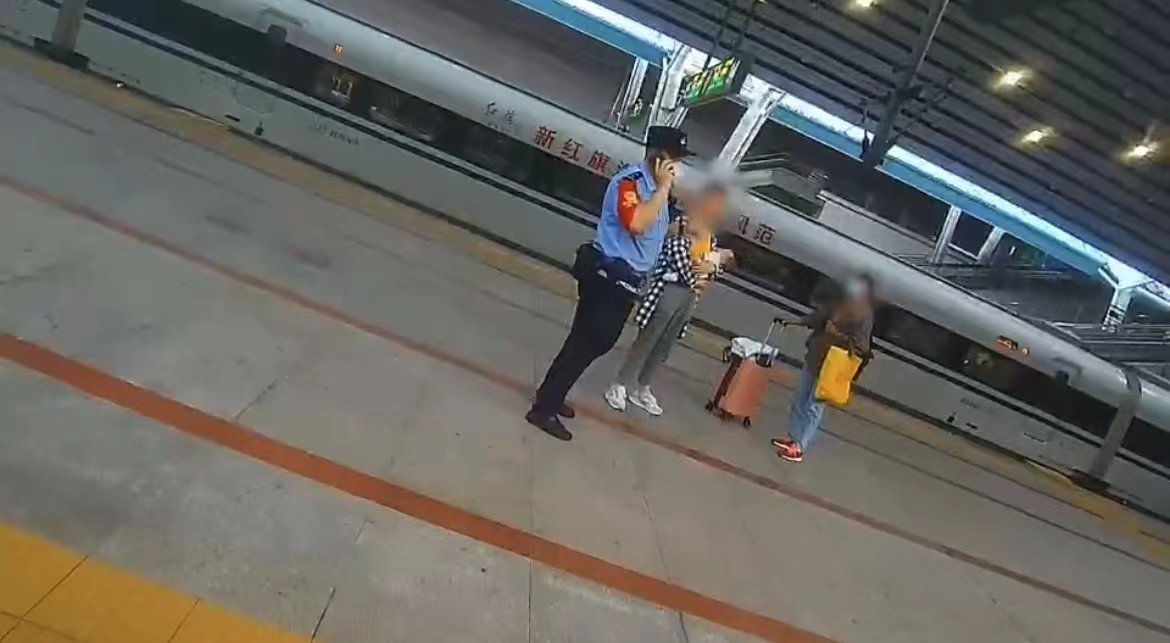 北京西站站台上,民警正在对两女子进行调查。北京铁警供图