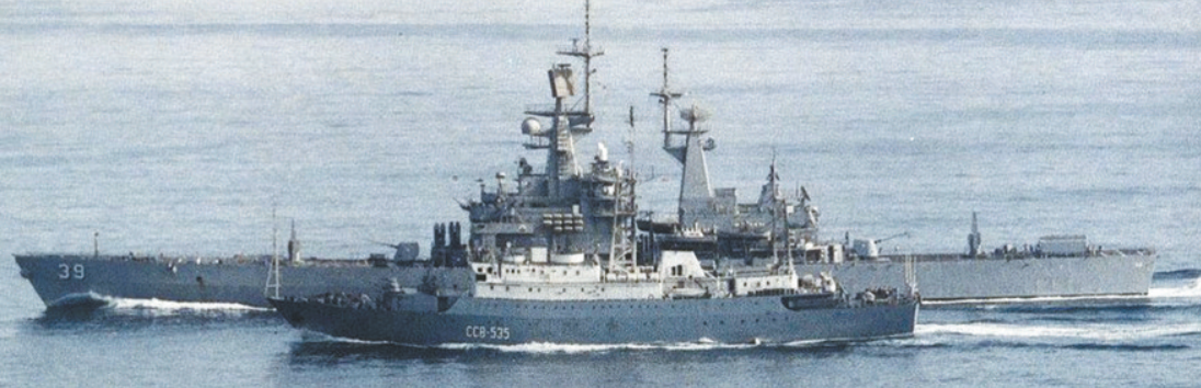 1988年，“得克萨斯”号巡洋舰阻拦“卡累利阿”号（前）接近看管美军演习。