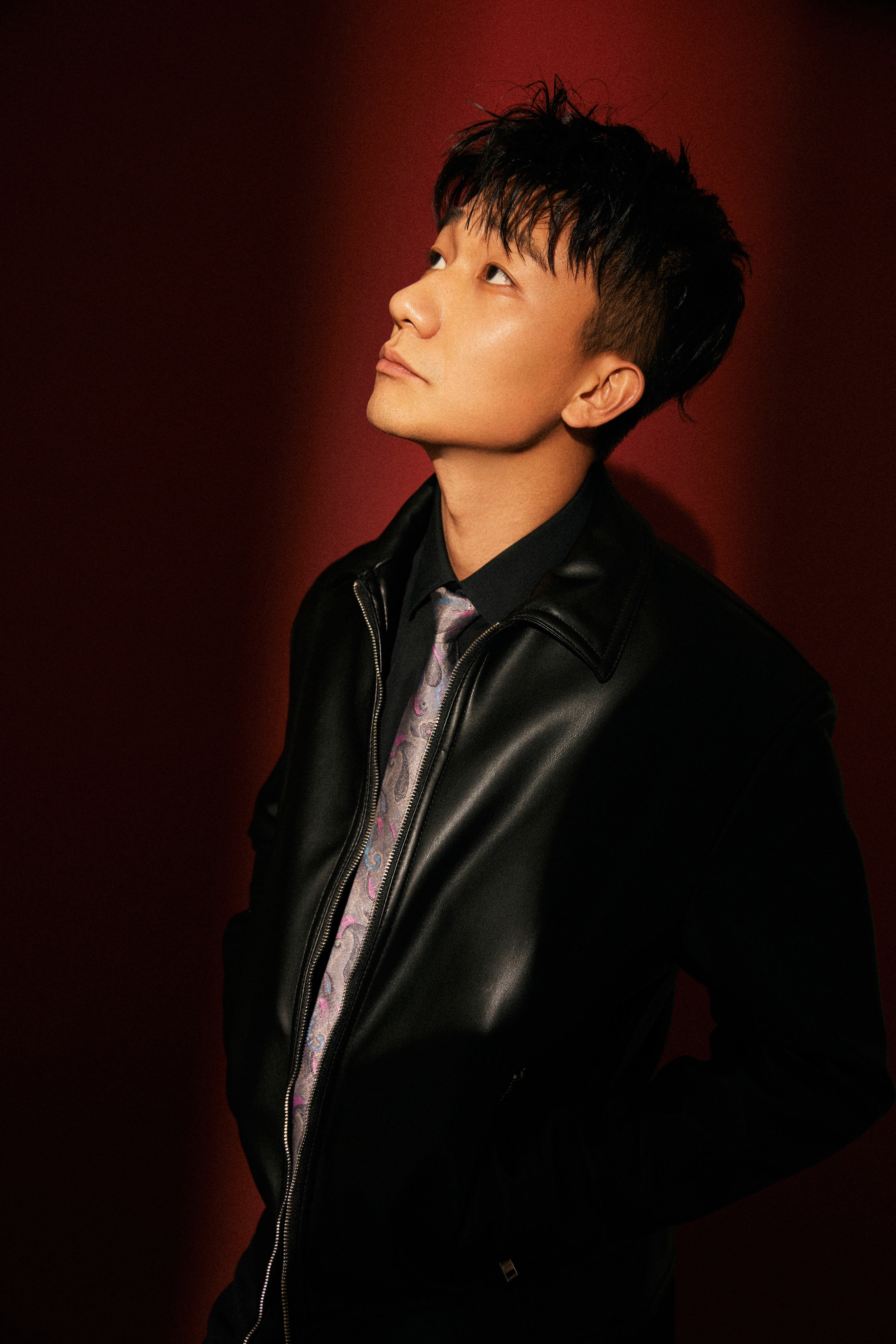 吴昊宸"新年红"大片释出 情绪光影交织尽显雅痞率性__凤凰网