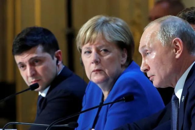 2019年12月10日，“诺曼底模式”四国峰会在巴黎举行，（从左到右）乌克兰总统泽连斯基、时任德国总理默克尔和俄罗斯总统普京出席联合记者会 图：新华社