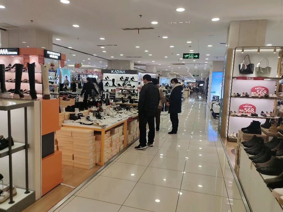 12月6日,闵行区百联南方购物中心,市民在商场选购。澎湃新闻实习生 朱萱铭 拍摄