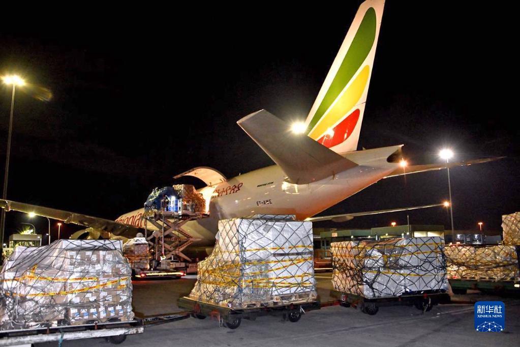 2020年4月14日，中国援助的抗疫物资抵达南非约翰内斯堡奥坦博国际机场。新华社发（中国驻南非大使馆供图）
