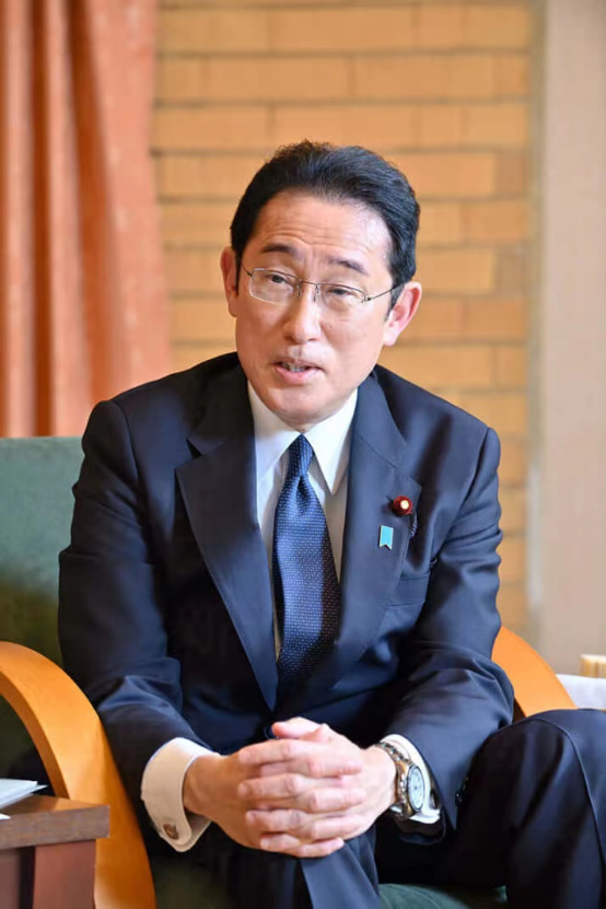岸田文雄接受樱井良子的访谈，图自《周刊新潮》网页版