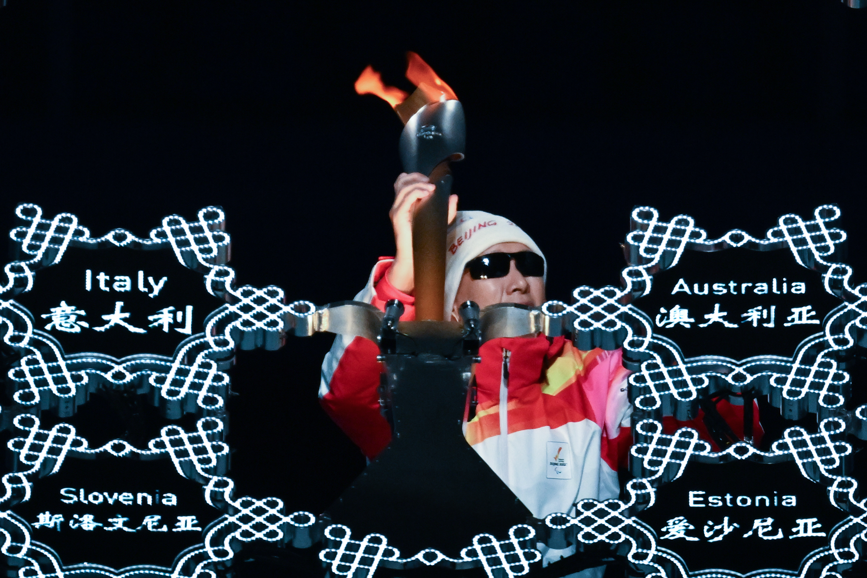 3月4日晚，北京2022年冬残奥会开幕式在北京国家体育场举行。这是最后一棒火炬手李端将火炬嵌入“大雪花”中央。新华社记者 李尕 摄