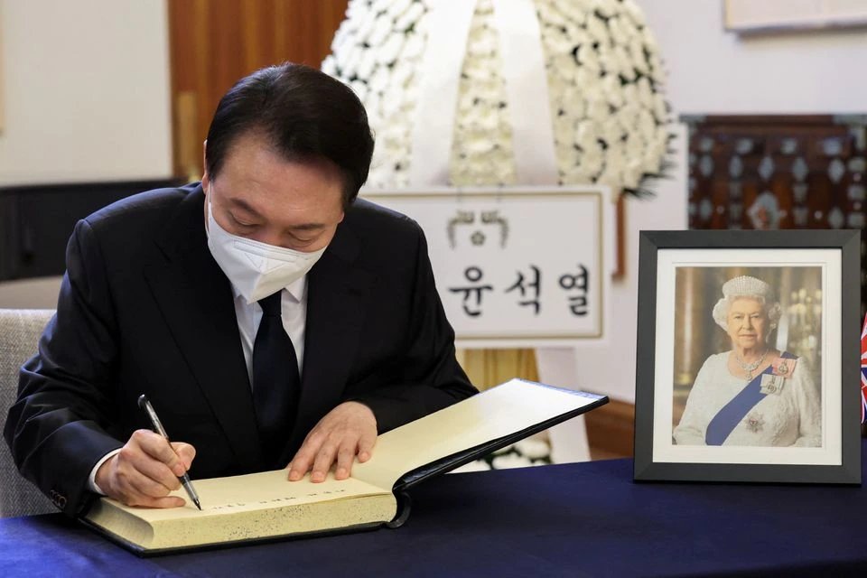 9月9日，首尔，尹锡悦在英国驻韩国大使馆对已故英国女王伊丽莎白二世表示致意