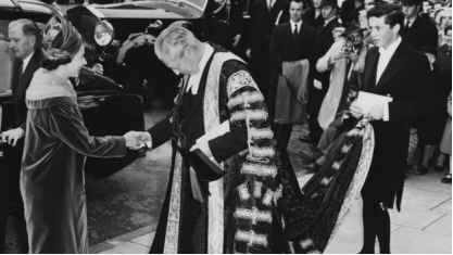 1960年，兼任牛津大学校长职务的首相哈罗德&middot;麦克米伦迎接英国女王伊丽莎白二世访问牛津大学。图自BBC