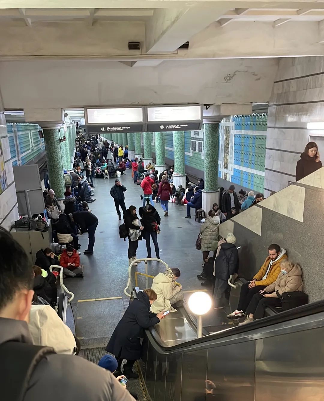2022年2月24日,人们在哈尔科夫的地铁站避难.受访者供图