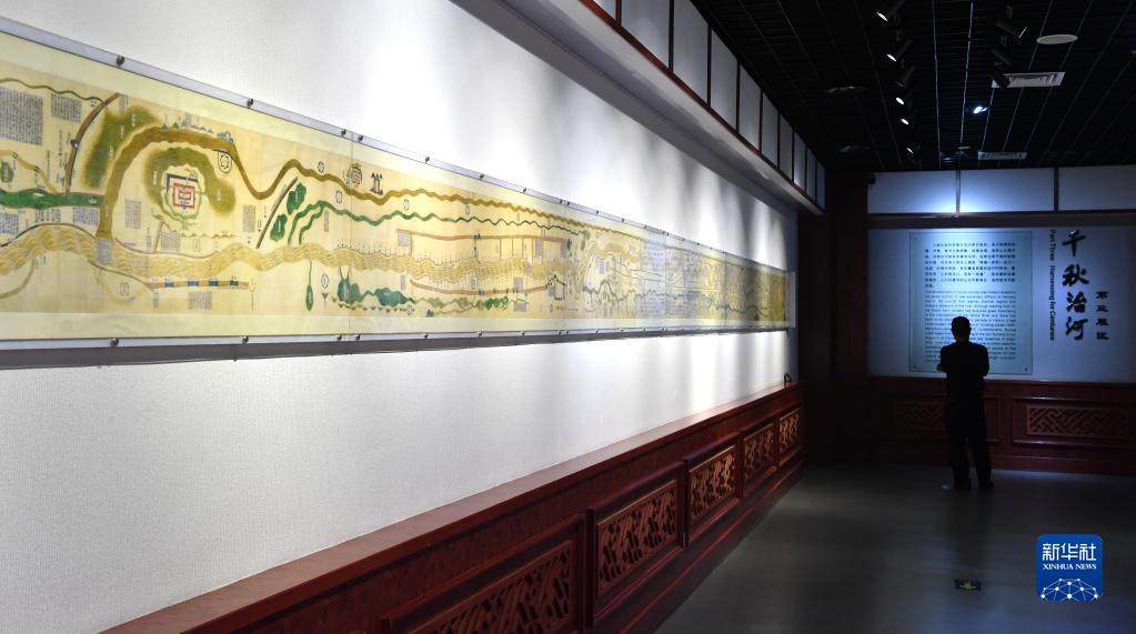 游客在黄河博物馆参观（2019年9月19日摄）。新华社记者 李嘉南 摄