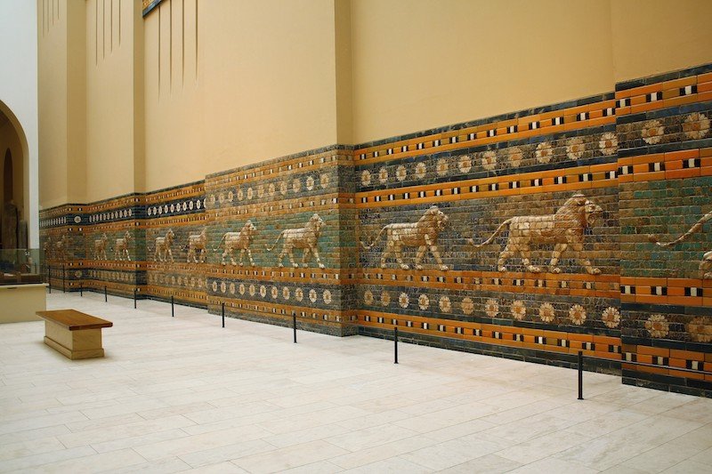 佩加蒙博物馆复原的巡游大道两旁的彩釉砖装饰，上有狮子装饰，象征伊什塔尔神
