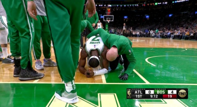 意外伤退杰伦布朗90度崴脚痛苦倒地凯尔特人官宣不会回归