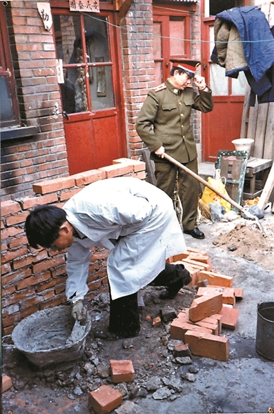 服务队为孤老户王明亮搭建厨房