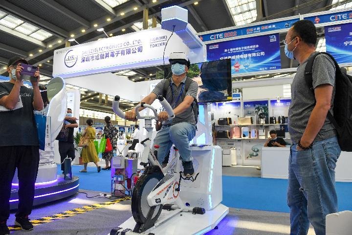 8月17日，观众在第十届中国电子信息博览会上体验虚拟现实产品。新华社记者毛思倩 摄