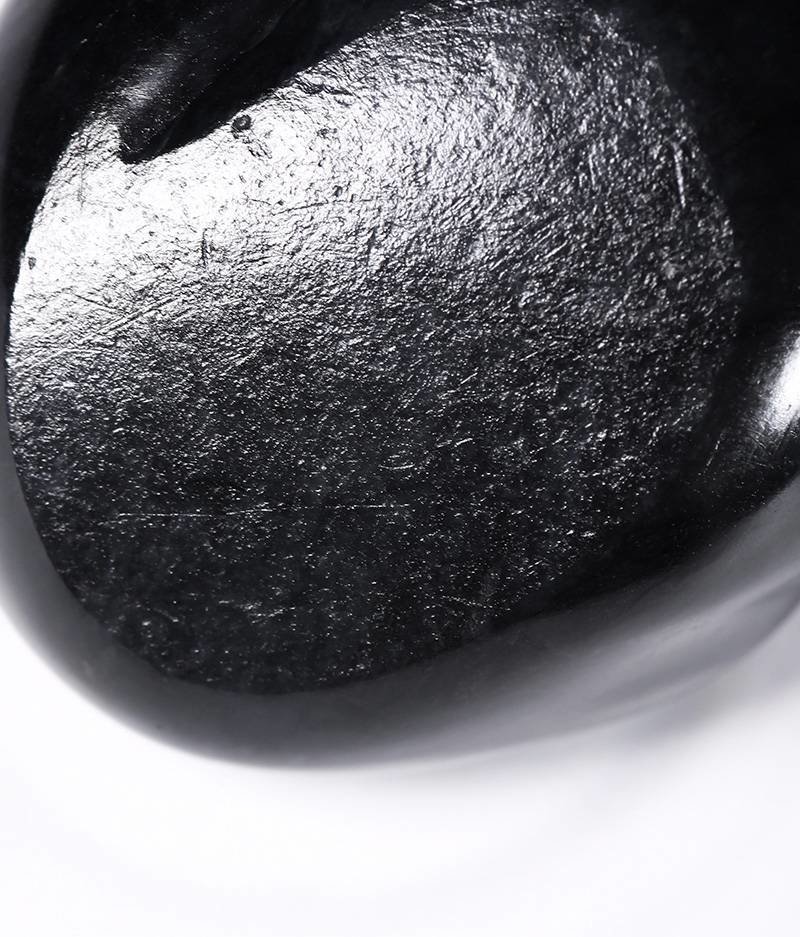 羊脂白玉易寻,"黑羊脂"难找!一块680万的巨型墨玉籽料!__凤凰网