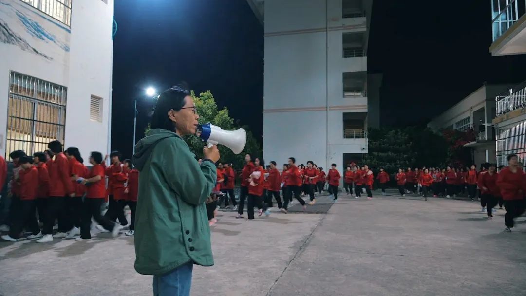 熄灯前女孩们齐唱一首歌，祝张桂梅生日快乐！