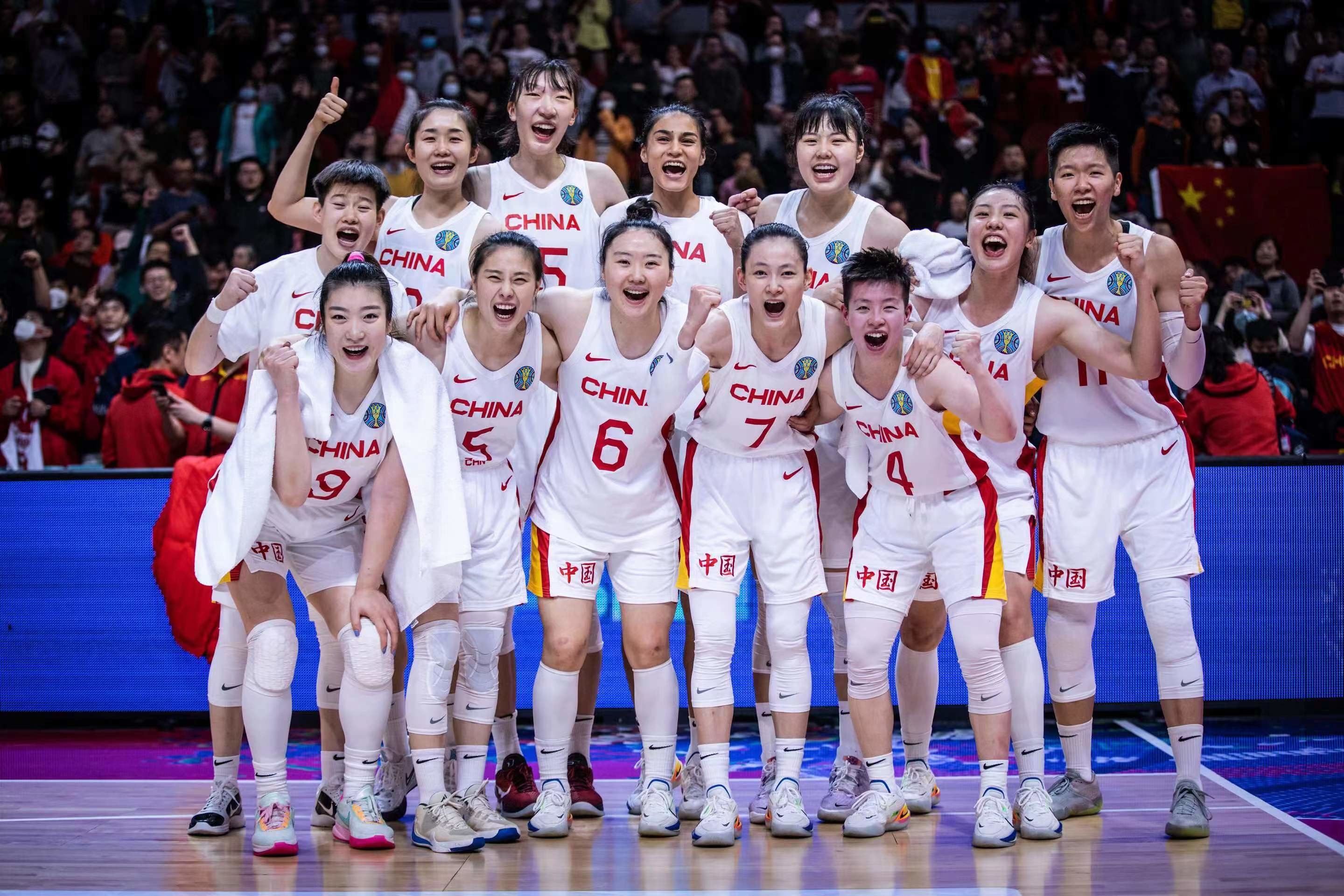 中国女篮赛后大合影。 图片来源：@FIBA国际篮联