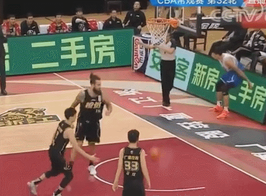 惊魂时刻！深圳悍将被天博电竞APP广告牌砸伤 已并非CBA首次(图5)