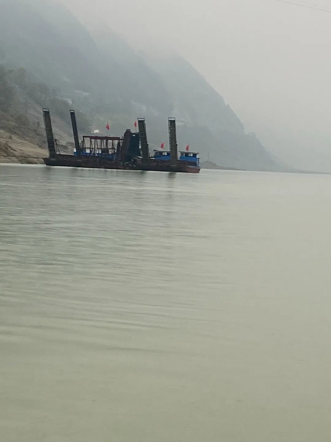 汉江上的采沙船。（拍摄：袁凌）