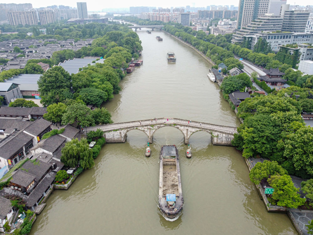 江河奔騰看中國京杭大運河古運新韻景美人和