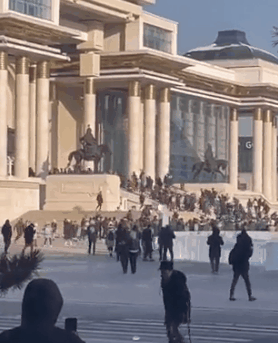 社交媒体上流传的视频，示威者冲进国家宫
